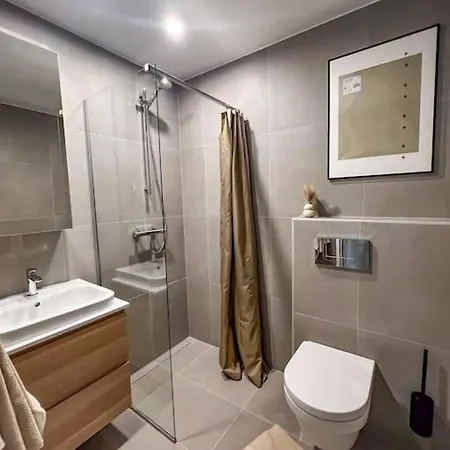 Lumignon Centre With Free Parking Spot Апартаменты