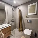 Lumignon Centre With Free Parking Spot 아파트